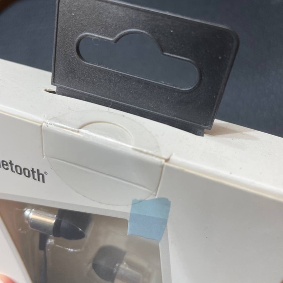 Polaroid Bluetooth Magnetic Wireless Earbuds Silver with Built In Microphone - Picture 5 of 5